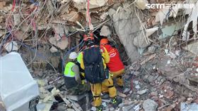 屏東縣政府消防局特搜大隊在土耳其災區搜救過程。（圖／翻攝畫面）