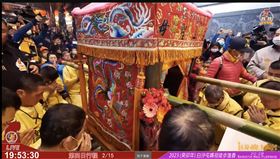 ▲白沙屯媽祖2/15今晚駐駕西螺廣福宮，轎班人員虔誠向聖母參拜感謝。（圖／翻攝自白沙屯拱天宮YT頻道）