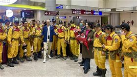 台灣搜救隊於12日結束搜救任務撤離土耳其，今（15）日返台抵達桃園機場，來自土耳其的藝人吳鳳親自前往接機，感謝搜救隊對家鄉土耳其的援助，並表示「台灣搜救隊在土耳其人的心中已經變成永遠的英雄」。吳鳳臉書