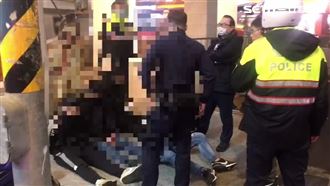 闖雞排店暴力討債　永和警掏槍攔賓士車