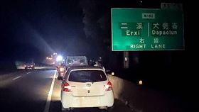 台南,台84,下班,爆胎,狗屍,血跡,備胎,休旅車,路肩,