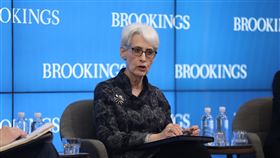 台海爭端衝擊全球 美副國務卿籲各國勸阻習近平美國副國務卿雪蔓15日出席華府智庫活動表示，台海若爆發衝突不只攸關亞洲安全，也攸關全球經濟安全，各國應勸阻中國犯台。中央社記者徐薇婷華盛頓攝 112年2月16日