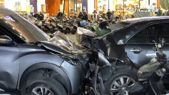 男疑突癲癇發作　失控衝撞14輛汽機車