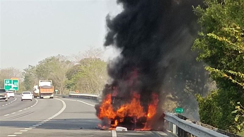 國3北上火燒車！貨車冒煙成火球2人嚇壞逃
