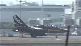 南韓黑鷹表演隊過境小港機場　軍事迷卡位