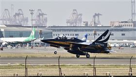 韓國黑鷹特技隊T-50教練機過境小港機場（1）韓國空軍黑鷹特技飛行表演隊T-50教練機（圖）將前往澳洲航展展演，16日上午過境高雄小港機場整補。中央社記者董俊志攝  112年2月16日