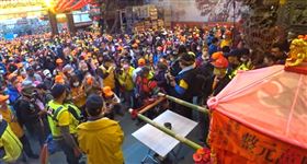 粉紅超跑甩尾進雲林　「3媽會」隆重登場(圖/翻攝自白沙屯拱天宮電視台)