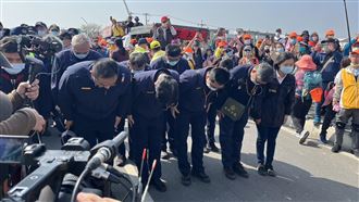 「粉紅超跑」進虎尾！警三鞠躬：恭請聖母