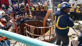 快訊／桃園汙水工程挖洞　騎士連人帶車摔落搶救