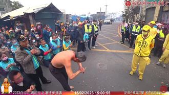 「起乩」攔轎結局大反轉！香燈腳集體道歉