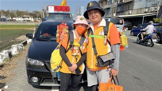 獨／新婚夫妻白沙屯進香蜜月　柯P搶合照