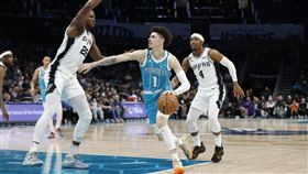 ▲「球三弟」鮑爾（LaMelo Ball）奪下本季第3次「大三元」。（圖／美聯社／達志影像）