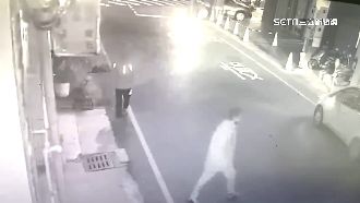 下車拿滷味給客人　「車忘上鎖」遭賊開走