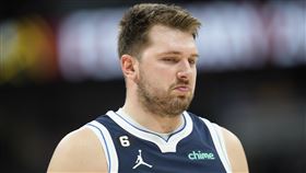 ▲厄文（Kyrie Irving）因傷缺席，東契奇（Luka Doncic）雖飆37分，獨行俠仍9分差落敗。（圖／美聯社／達志影像）