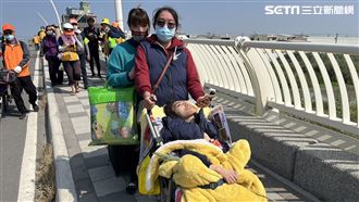 獨／單親媽推19歲癲癇兒還願：謝媽祖救命