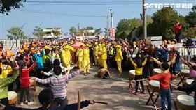 白沙屯媽祖轉進雲林吳厝國小，欣賞小朋友打太鼓。（圖／翻攝畫面）