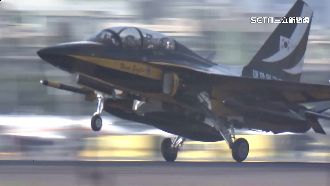 韓黑鷹表演隊過境！9架T-50教練機英姿曝