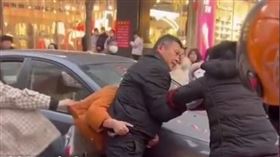 母女當街圍堵老公和小三。（圖／翻攝自微博）