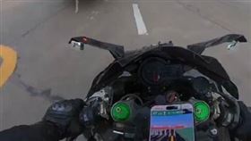 重機不准上國道！收費站員工怒砸三角錐　3百萬「陸地飛行器」慘被擊落