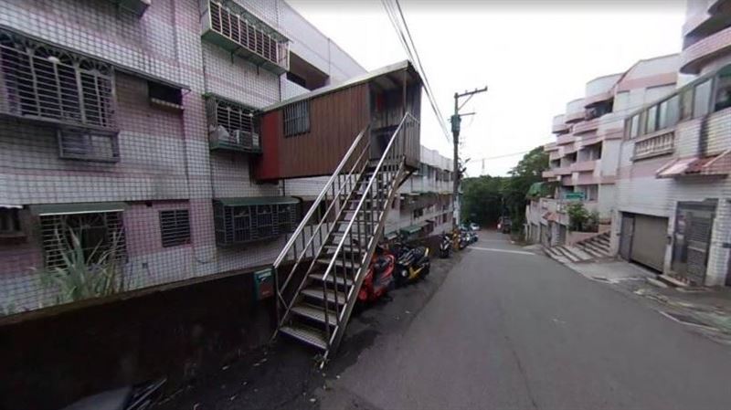 桃園驚見「違建空橋」　網：天天偽出國？