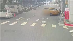 ▲李姓計程車司機疑因身體不適，轉彎時暴衝進騎樓內。（圖／翻攝畫面）
