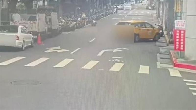 小黃轉彎暴衝進騎樓　疑司機身體不慎釀禍