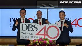 星展集團執行總裁高博德（中）、星展集團新任策略長林鑫川（左）及星展銀行（台灣）新總經理黃思翰（右）今日共同出席深耕台灣40年記者會。（圖／記者戴玉翔攝影）