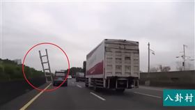 國道一號北上烏日段，一輛廂型車頂的鋁梯脫落往後飛起，差點砸中後車。（圖／翻攝臉書「八卦村 - 行車紀錄器影片上傳中心」）
