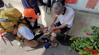 心疼裹繃帶阿伯跛行　長髮妹跪地幫換新襪