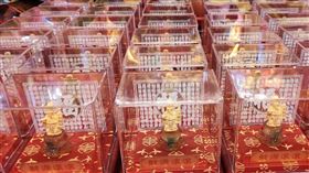 ▲擲筊贏金財神（圖/八德三元宮）