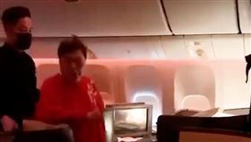 夏玉順鬧機影片截圖。（圖／資深媒體人謝國安臉書）