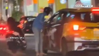 不滿運將減速載客　騎士掏球棒猛砸車