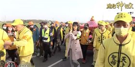 ▲首度日本TBS電視台女主播扛白沙屯媽祖鑾轎。（圖／寶島神很大）