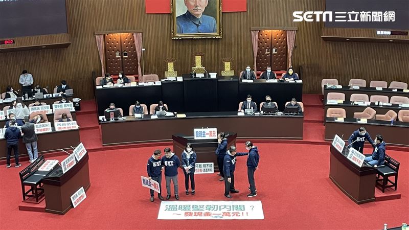 新／藍占領議場！喊話全民普發現金一萬元