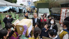 土耳其駐台代表貝定可感謝台灣志工（3）土耳其駐台代表貝定可（Muhammed Berdibek）（中，繫領帶者）15日在慈濟內湖園區，向前來幫忙整理土耳其賑災物資的志工表達感謝，比讚致意。中央社記者王飛華攝  112年2月15日