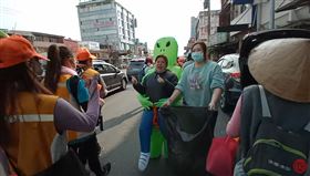 外星人氣球，媽媽，四寶媽，白沙屯媽祖，結緣，收垃圾。(圖／白沙屯媽祖網路電視台）