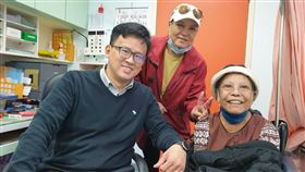 最後一次化療，陳建勳醫師（左）與神采奕奕的露米（右）合影。（圖／馬偕醫院提供）