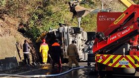 砂石車「失速擦撞」山壁！男駕駛受困慘死