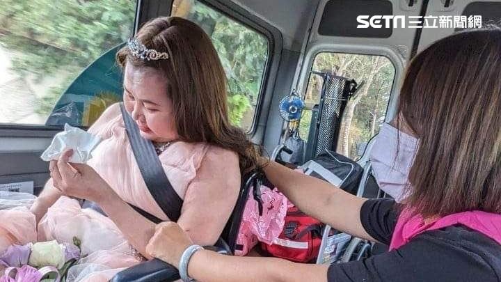 穿婚紗到墾丁看海　臥床癌末女圓夢淚崩