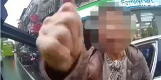 太囂張了！不滿員警開單　悍婦賞警1巴掌