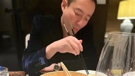 照片中塗紅色指甲油女性，遭網友暗指是張穎穎。（圖／翻攝自微博）