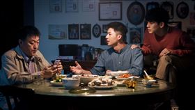 庹宗華跟林柏宏飾演彼此有隔閡的父子，在許光漢牽引下，從不理解到和解。（圖／金盞花大影業提供）