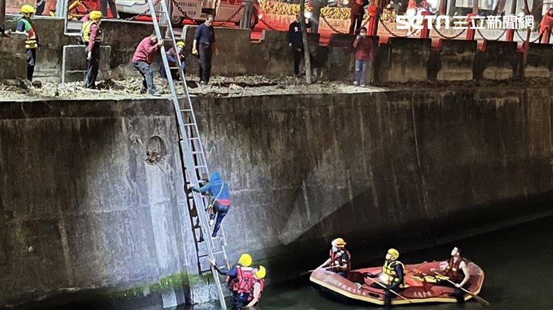 她撞到人直接跳河　一上岸飄出味道警秒懂