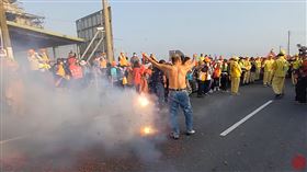 白沙屯媽祖，進香，超酷乩身，兵器，手持砲串，炸砲吃砲，鑾轎，停駕。(圖／翻攝自白沙屯媽祖網路電視台YT)