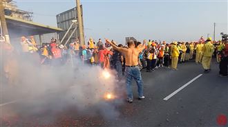 超酷老伯狂舞兵器「吃炮」　感動媽祖停駕