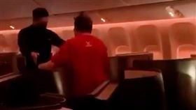 ▲夏玉順鬧機影片截圖。（圖／資深媒體人謝國安臉書）