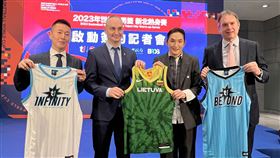 立陶宛籃協秘書長、立陶宛貿易代表處駐台代表與T1聯盟相互致贈球衣。（圖／T1聯盟提供）