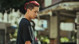 薛仕凌將真實髮色染成「紅毛一匹狼」。（圖／大慕影藝、華映娛樂提供）