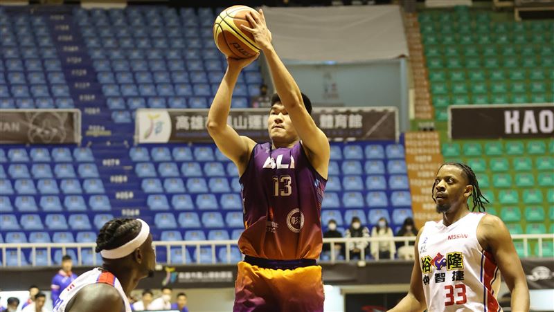 推廣偏鄉籃球運動發展  SBL送出30顆籃球