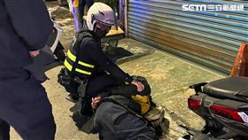 新北王男酒後持刀搶劫燒臘店遭警壓制逮捕。（圖／翻攝畫面）